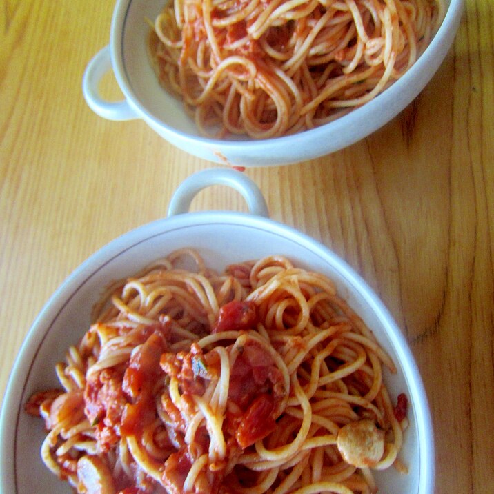 鶏肉と新玉葱とマッシュルームのトマトソースパスタ